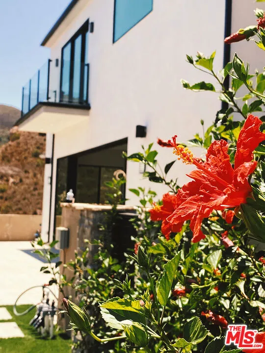 1700 Cadenhorn Drive Agoura Hills, CA 91301