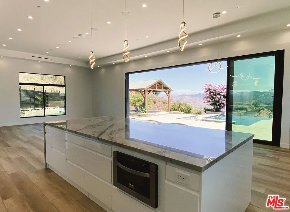 1700 Cadenhorn Drive Agoura Hills, CA 91301