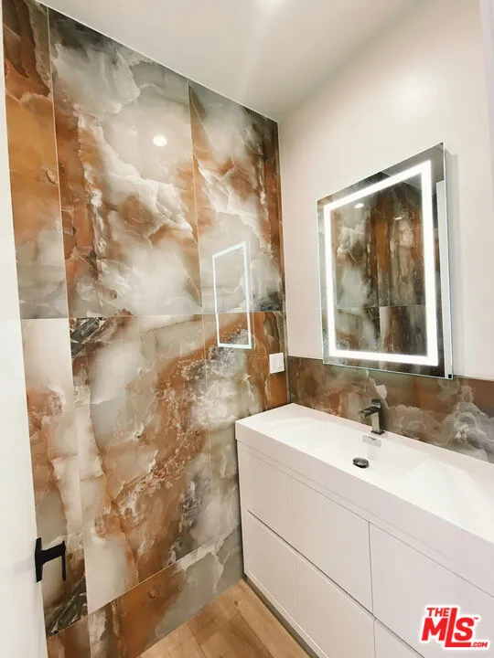 1700 Cadenhorn Drive Agoura Hills, CA 91301