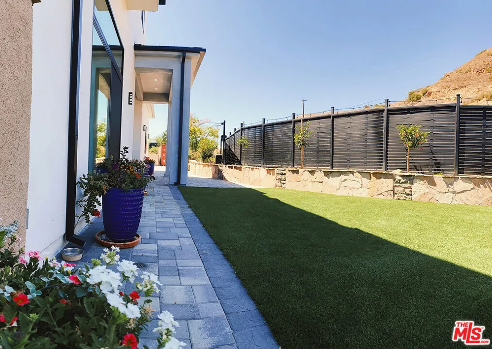 1700 Cadenhorn Drive Agoura Hills, CA 91301