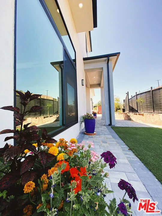 1700 Cadenhorn Drive Agoura Hills, CA 91301