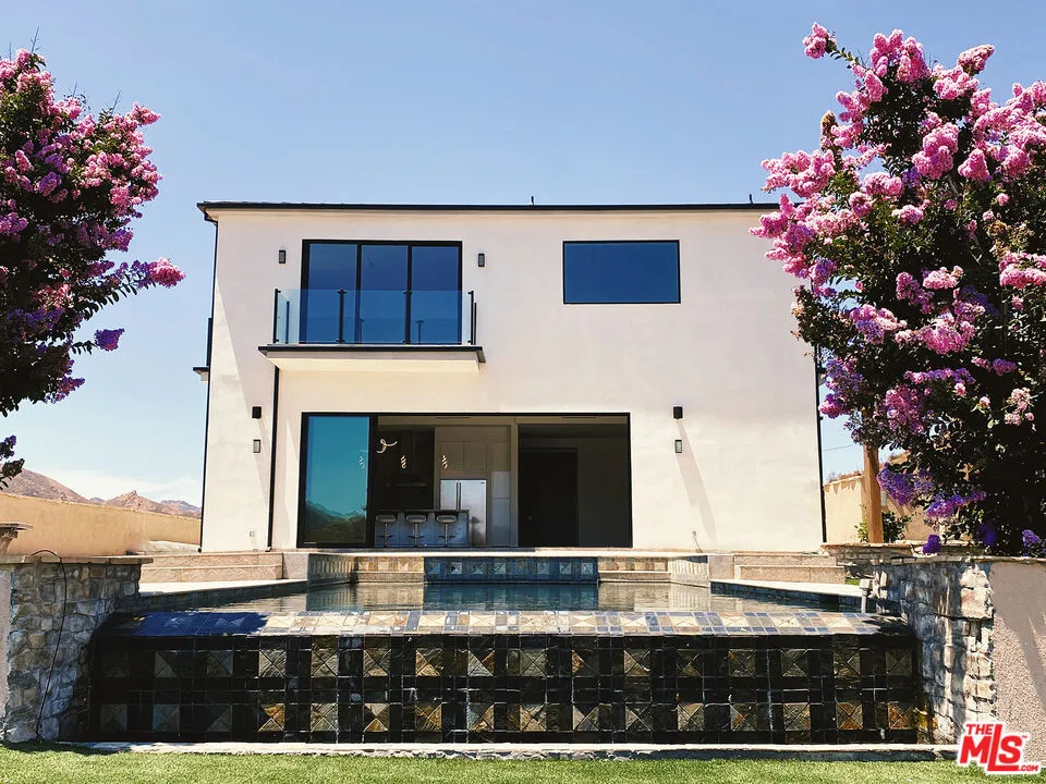 1700 Cadenhorn Drive Agoura Hills, CA 91301
