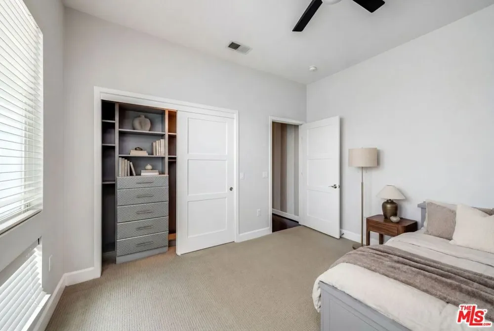 10878 Bloomfield Street #406 Toluca Lake, CA 91602