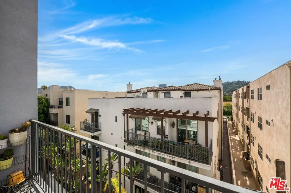 10878 Bloomfield Street #406 Toluca Lake, CA 91602