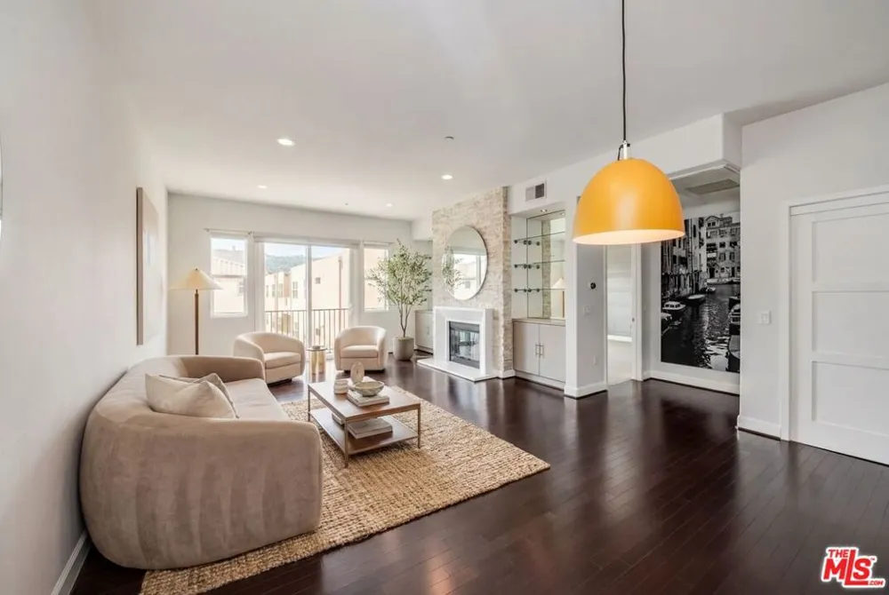 10878 Bloomfield Street #406 Toluca Lake, CA 91602
