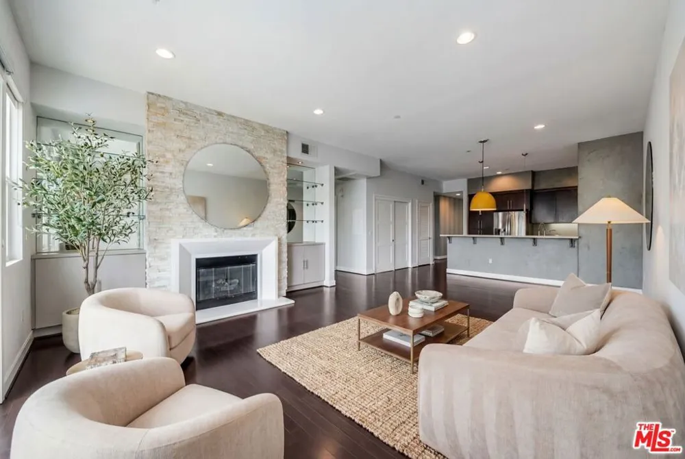 10878 Bloomfield Street #406 Toluca Lake, CA 91602