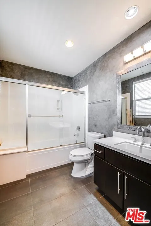 10878 Bloomfield Street #406 Toluca Lake, CA 91602