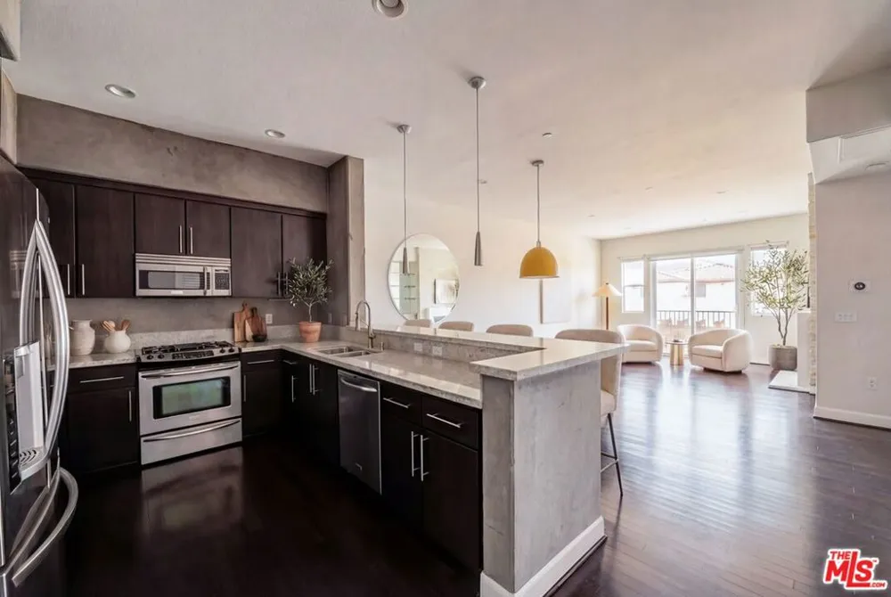 10878 Bloomfield Street #406 Toluca Lake, CA 91602