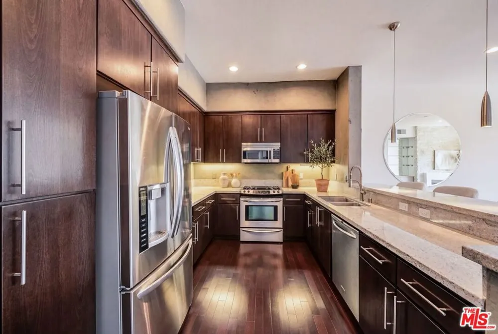 10878 Bloomfield Street #406 Toluca Lake, CA 91602
