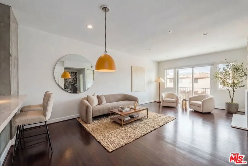 10878 Bloomfield Street #406 Toluca Lake, CA 91602