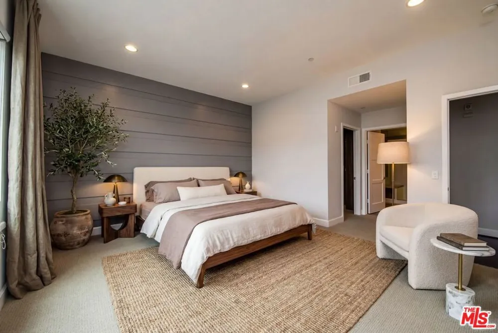 10878 Bloomfield Street #406 Toluca Lake, CA 91602
