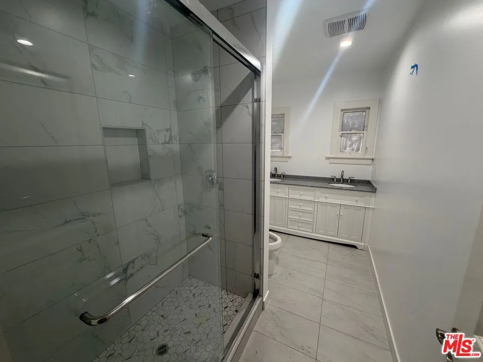 1021 S Burlington Avenue Los Angeles, CA 90006