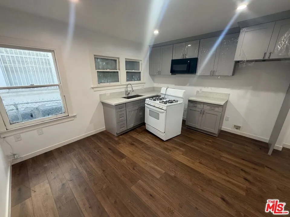 1021 S Burlington Avenue Los Angeles, CA 90006