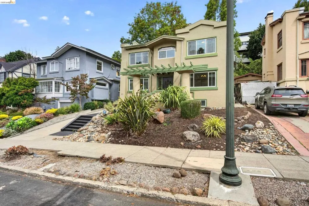 846 Mandana Blvd Oakland, CA 94610