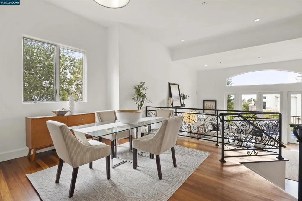 698 Via Rialto Oakland, CA 94619