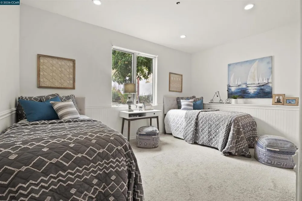 698 Via Rialto Oakland, CA 94619
