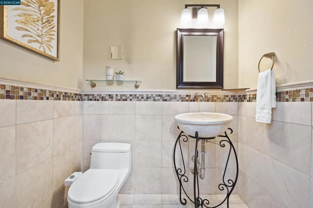698 Via Rialto Oakland, CA 94619
