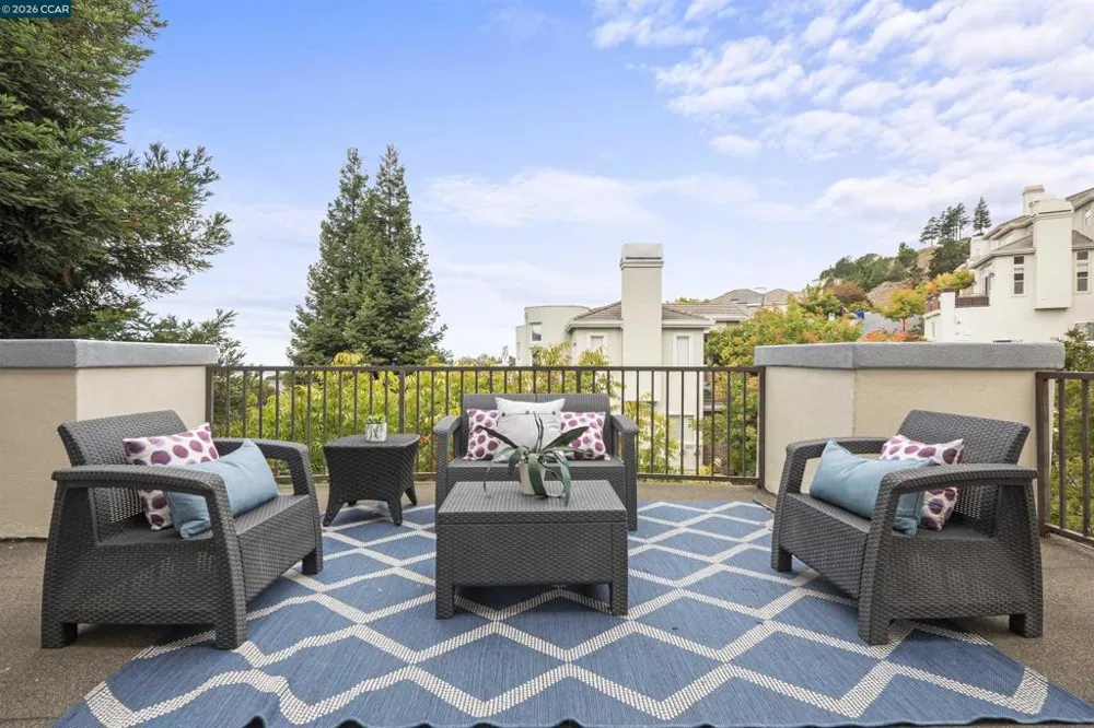 698 Via Rialto Oakland, CA 94619