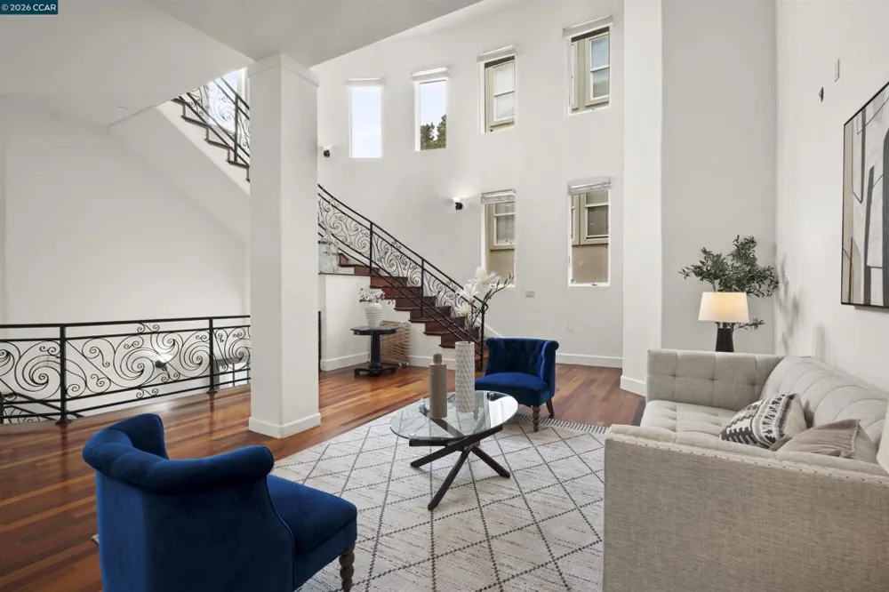 698 Via Rialto Oakland, CA 94619