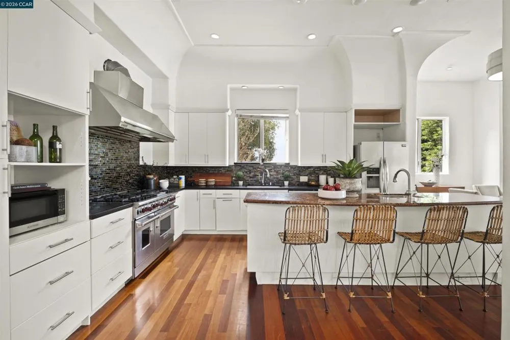 698 Via Rialto Oakland, CA 94619