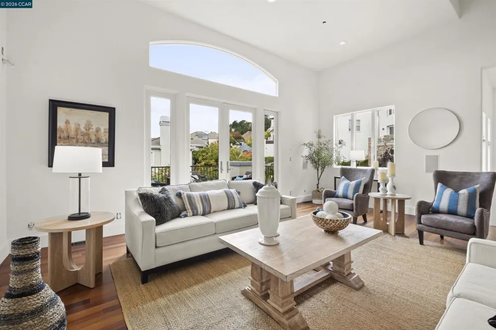 698 Via Rialto Oakland, CA 94619