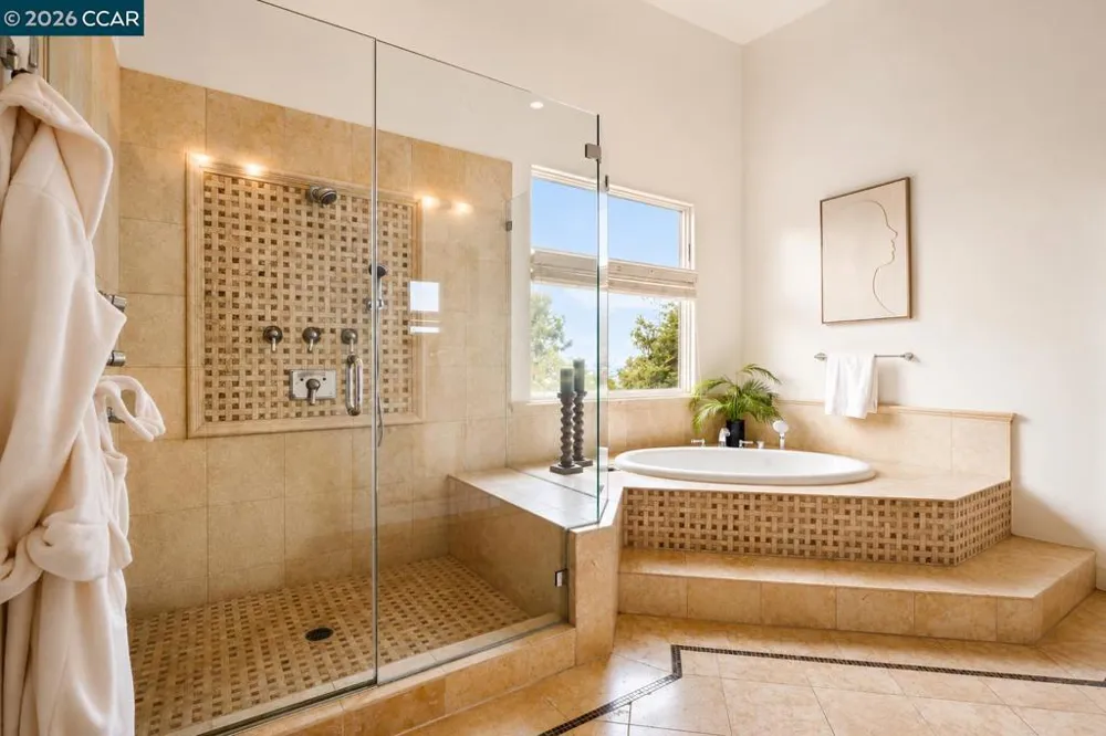698 Via Rialto Oakland, CA 94619