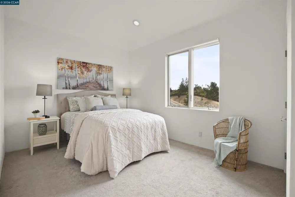 698 Via Rialto Oakland, CA 94619