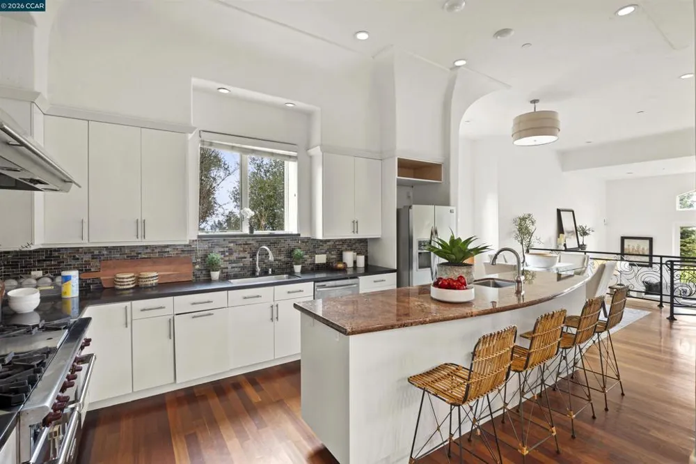 698 Via Rialto Oakland, CA 94619