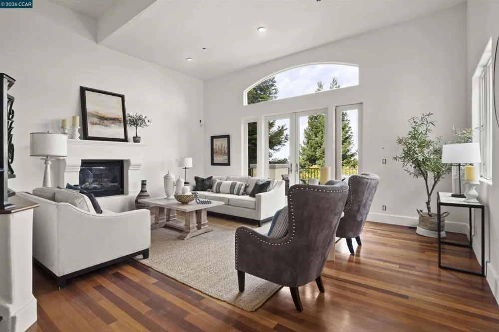 698 Via Rialto Oakland, CA 94619