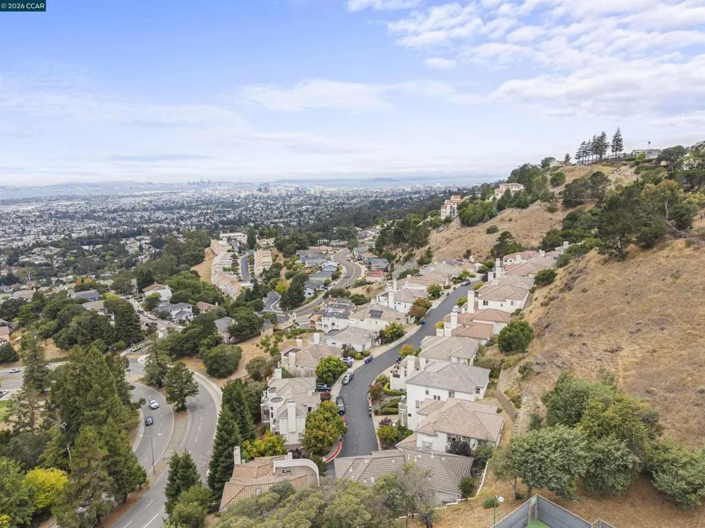 698 Via Rialto Oakland, CA 94619