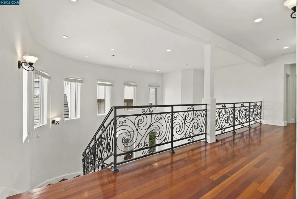 698 Via Rialto Oakland, CA 94619