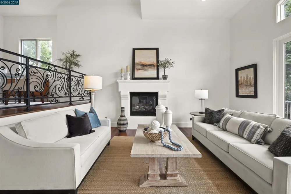 698 Via Rialto Oakland, CA 94619