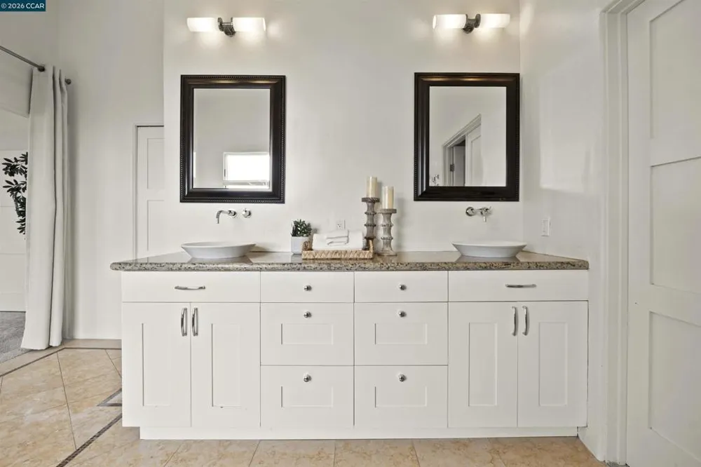 698 Via Rialto Oakland, CA 94619