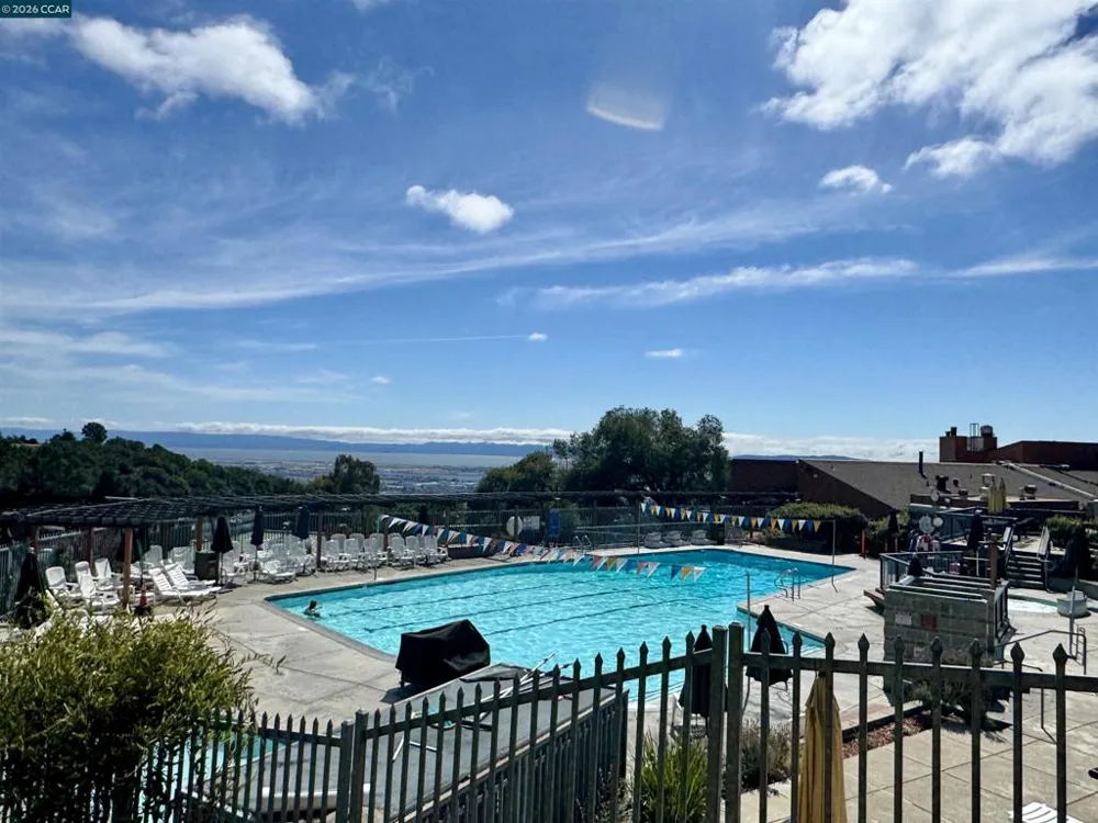 698 Via Rialto Oakland, CA 94619