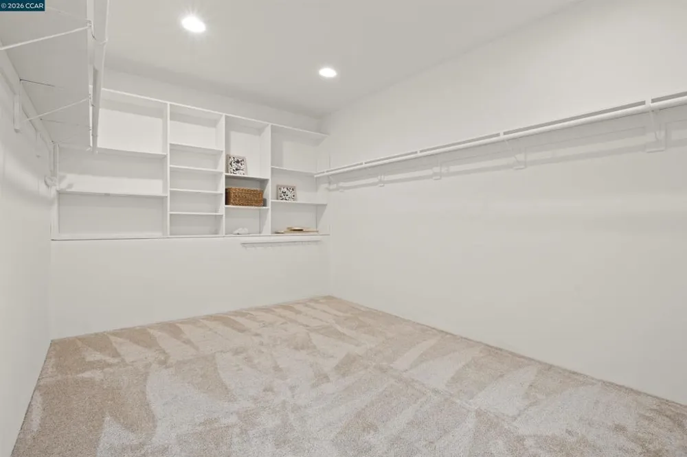 698 Via Rialto Oakland, CA 94619