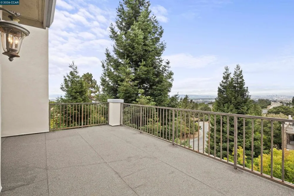 698 Via Rialto Oakland, CA 94619
