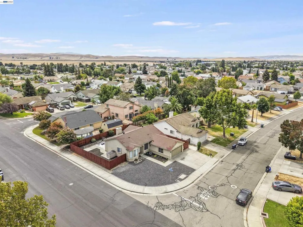 1618 Paseo Flores Dr Suisun City, CA 94585