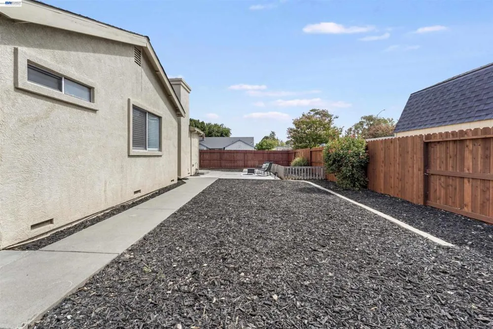 1618 Paseo Flores Dr Suisun City, CA 94585