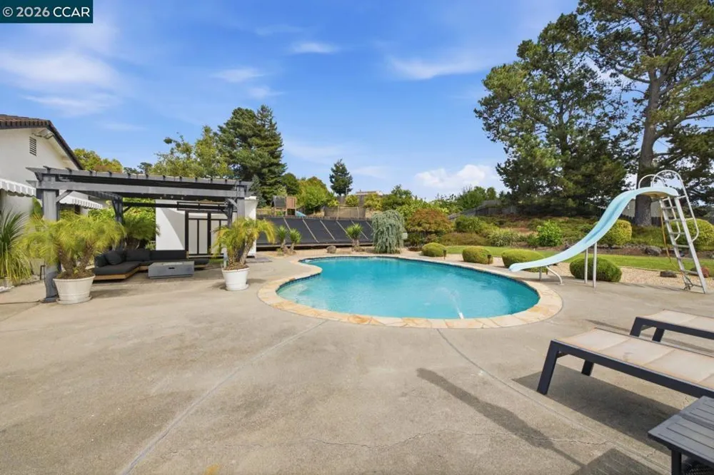824 Coral Dr Rodeo, CA 94572