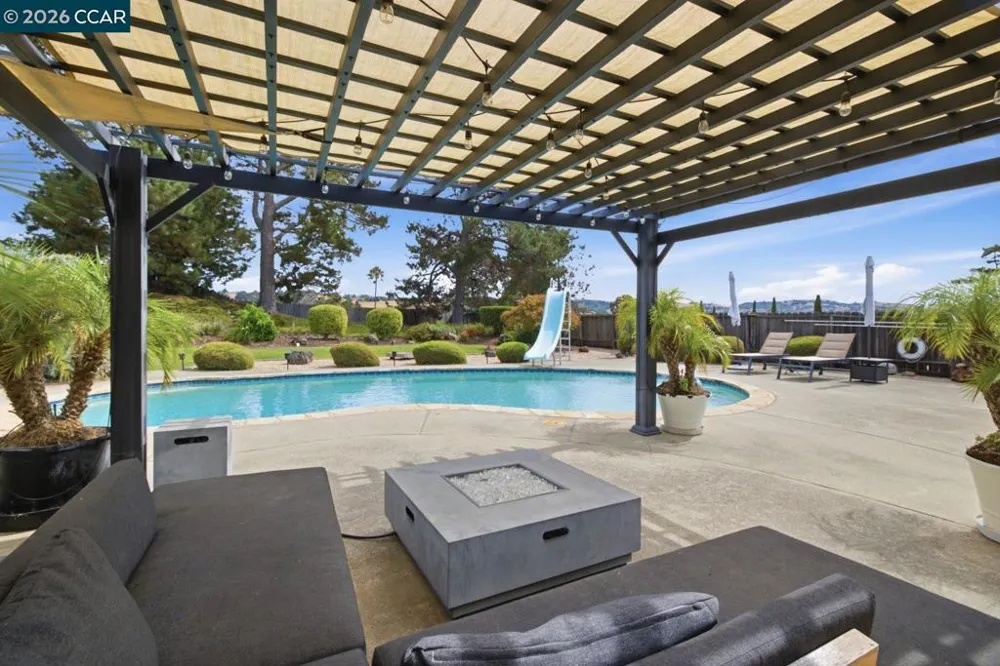 824 Coral Dr Rodeo, CA 94572
