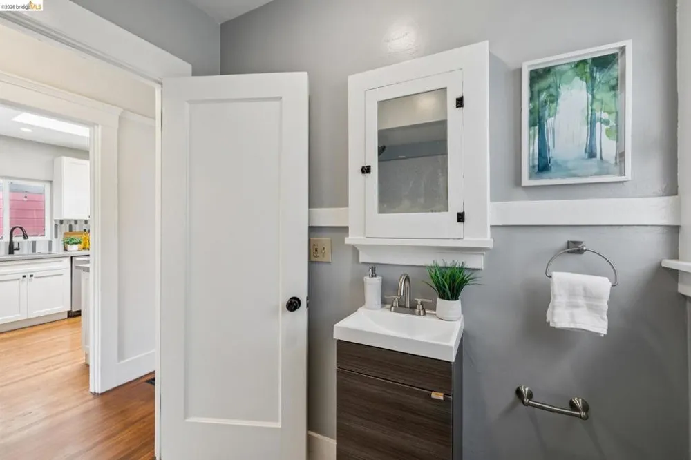 870 43Rd St Oakland, CA 94608