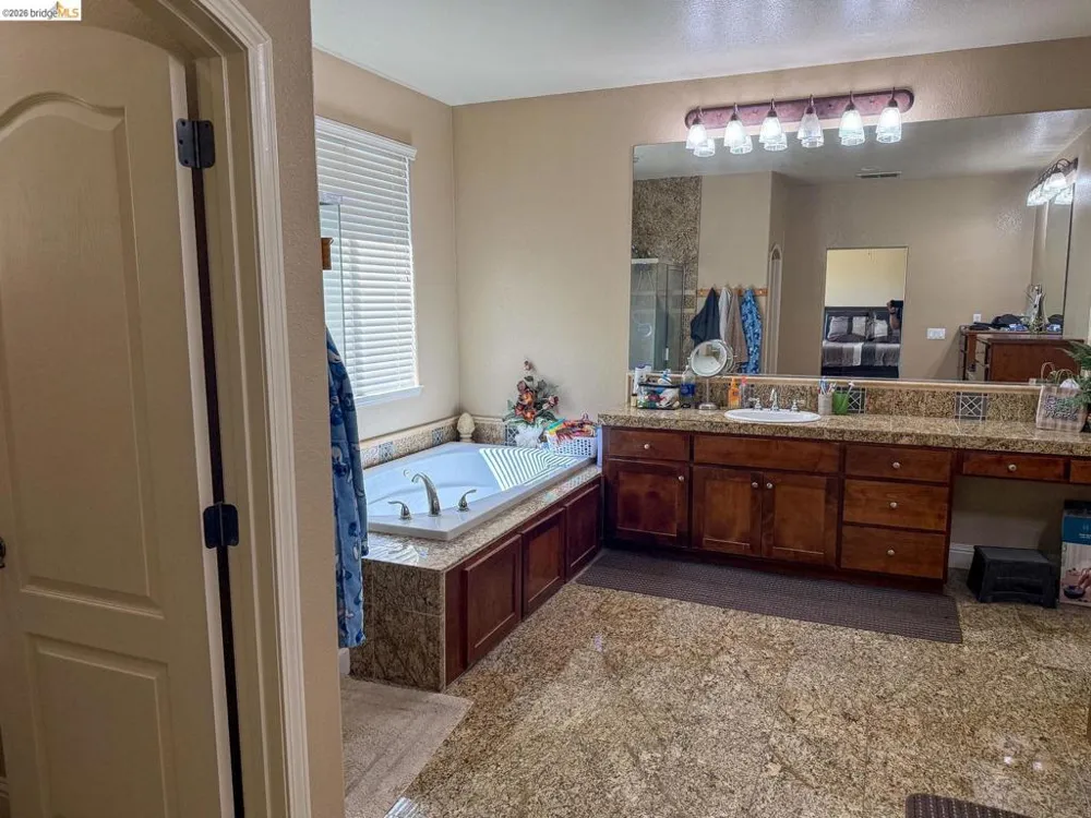 4033 Hopkins Ln Modesto, CA 95356