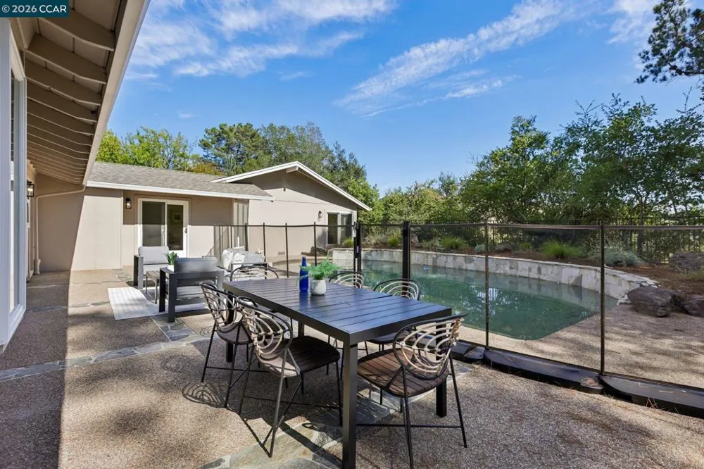 445 Kingsford Dr Moraga, CA 94556
