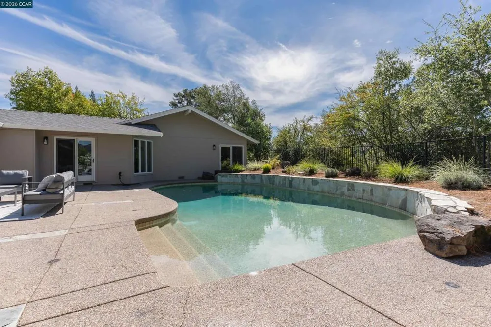 445 Kingsford Dr Moraga, CA 94556