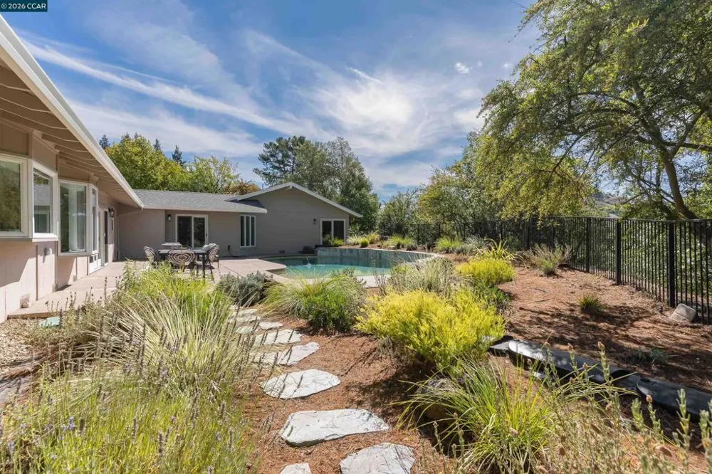 445 Kingsford Dr Moraga, CA 94556