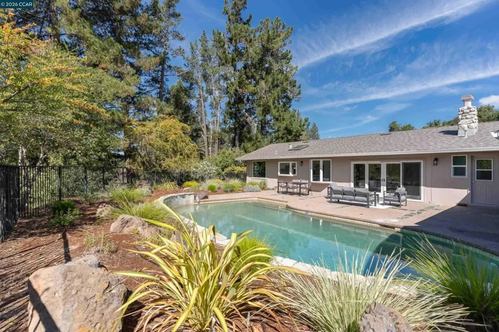 445 Kingsford Dr Moraga, CA 94556