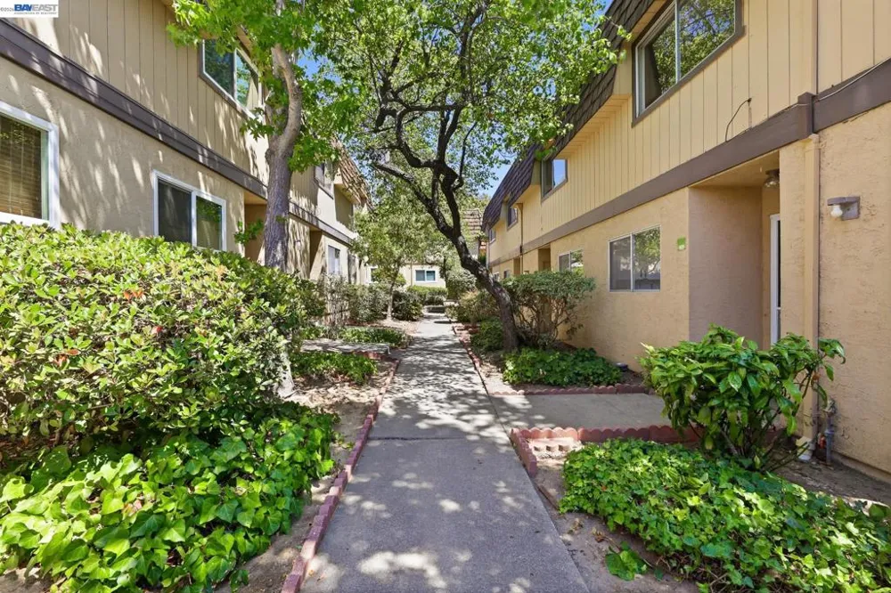 10401 Shaw St #401 Oakland, CA 94605
