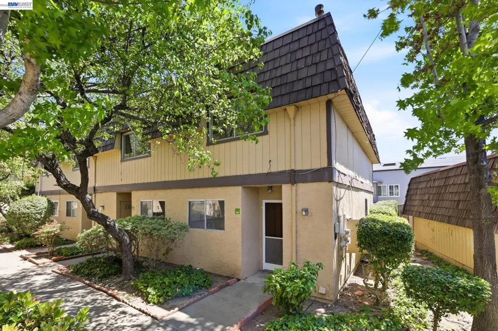 10401 Shaw St #401 Oakland, CA 94605