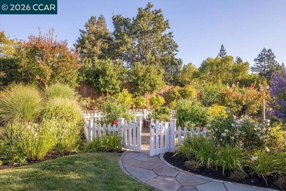 694 Los Palos Dr Lafayette, CA 94549