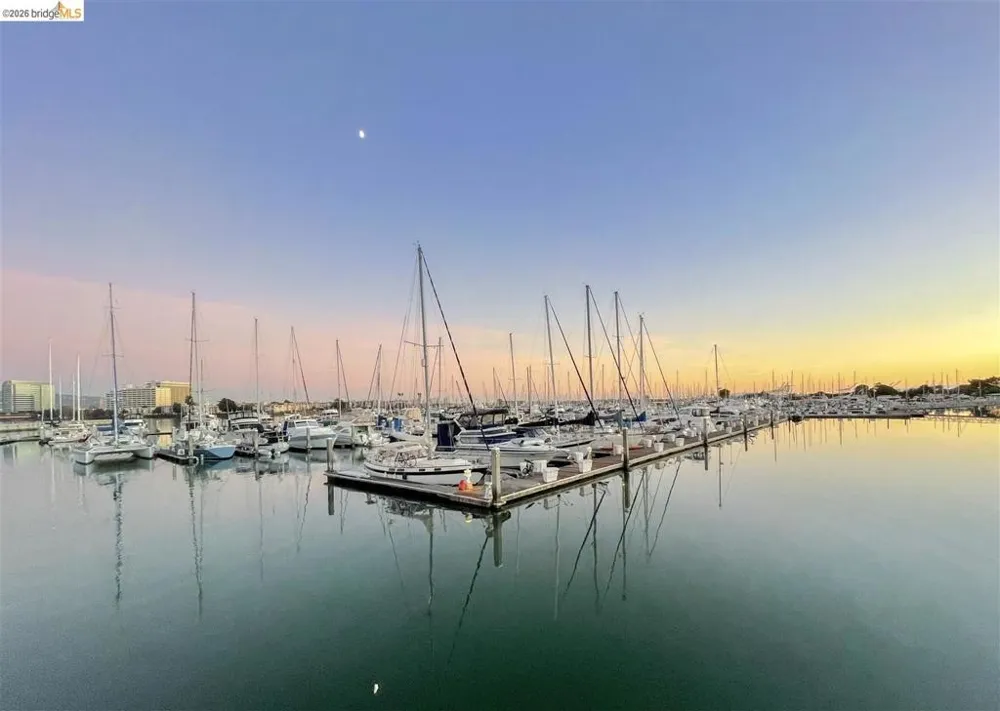 3 Commodore DR #B153 Emeryville, CA 94608
